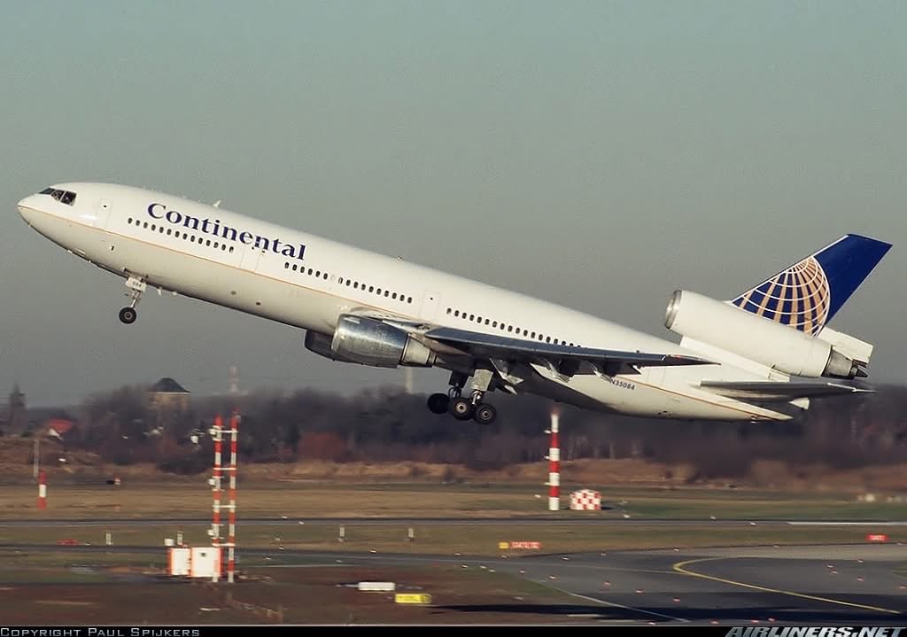 n194at's tweet image. Continental Airlines
Douglas DC-10-30 N35084
DUS/EDDL Flughafen Düsseldorf 
January 11, 1998
Photo credit Paul Spijkers 
#AvGeek #Aviation #Airline #AvGeeks 
#Douglas #DC10 #ContinentalAirlines @flycontinental1 @dusairport #DUS #Düsseldorf 🇺🇸