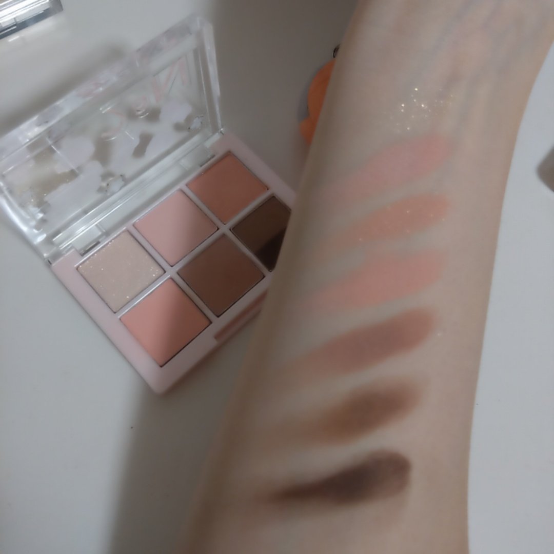 amia_cosme's tweet image. 2aN 22 ラブポエム

最近のアイパレの締め色薄すぎて困ってたけど、久しぶりに濃いやつ来た！！！
色味は柔らかい白みも感じるコーラルオレンジ🧡
私の最推しバブルガムと比べると彩度も控えめでThe多幸感春パレット
何よりこの締め色の濃さがひとつでアイメイク完結できるから大好きです7区パレ