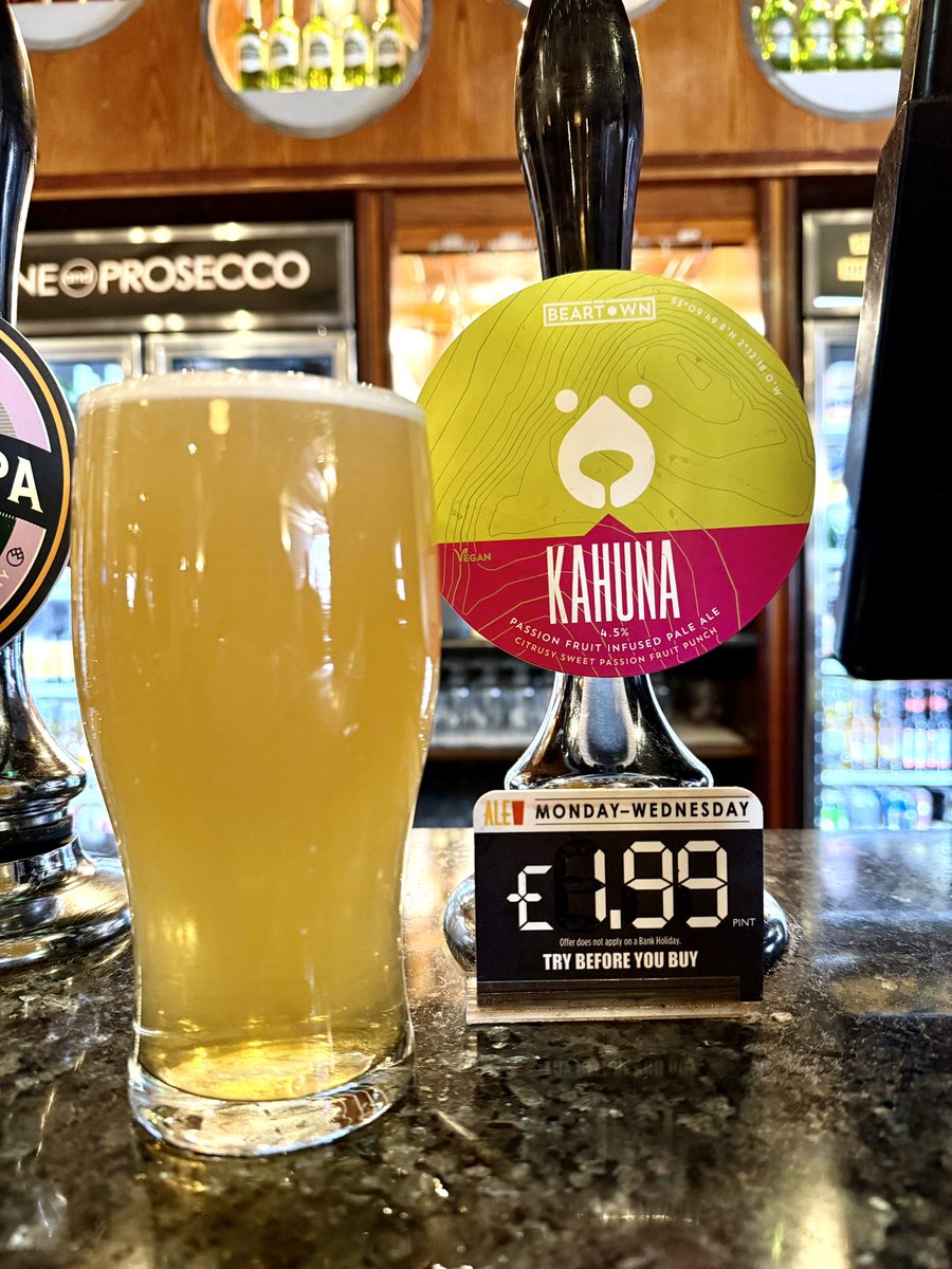 rwnash's tweet image. Kahuna - Beartown - 4.5% ABV. B+ and a bit, fruity, tropical with a sweet malt base. Fruity with a gentle bitter finish #ale #beer #bier 

3.3/5. Maybe a bit too sweet for its own good. Badged as a Passion Fruit infused Pale Ale. Tumble Inn, Pontypridd.