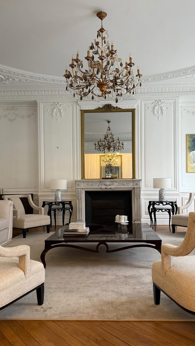 Christopher_Guy's tweet image. Graceful lines and Christopher Guy’s signature Archer bow detail define the Piaget coffee table and nesting side tables, bringing timeless craftsmanship to this elegant living space.
Interiors: halobyhela
#christopherguy #livingroomdesign #timelessdesign #designerfurniture