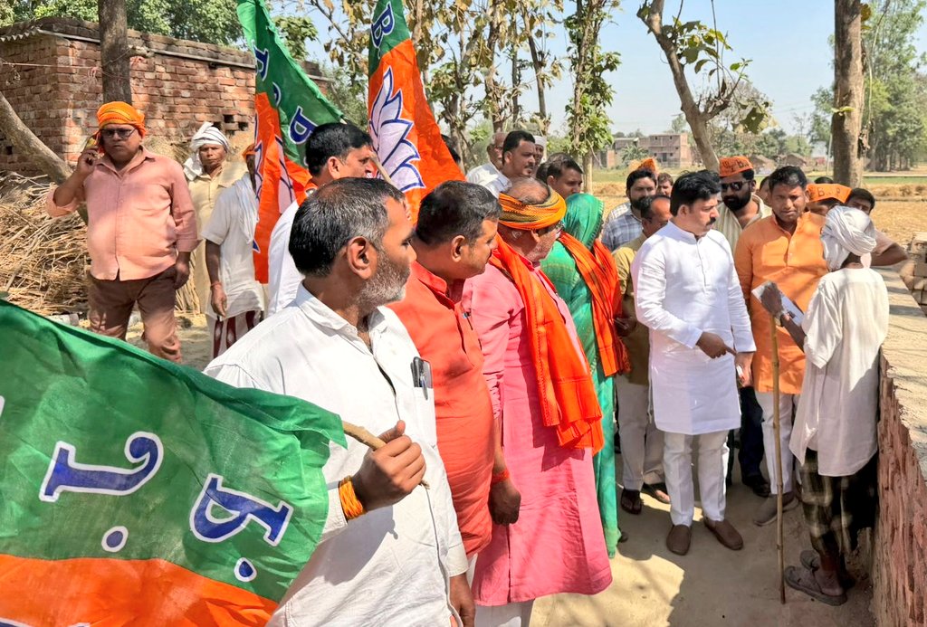 भारतीय जनता पार्टी के स्थापना दिवस से प्रारंभ हुए गांव चलो/ बस्ती चलो अभियान के तहत आज प्रातः देवरिया के गौरीबाजार के कालाबन में भ्रमण कर भारत सरकार और प्रदेश सरकार की उपलब्धियों का पत्रक वितरित किया और लोगों का कुशलक्षेम जाना, इस अवसर पर भारतीय जनता पार्टी के सभी प्रमुख