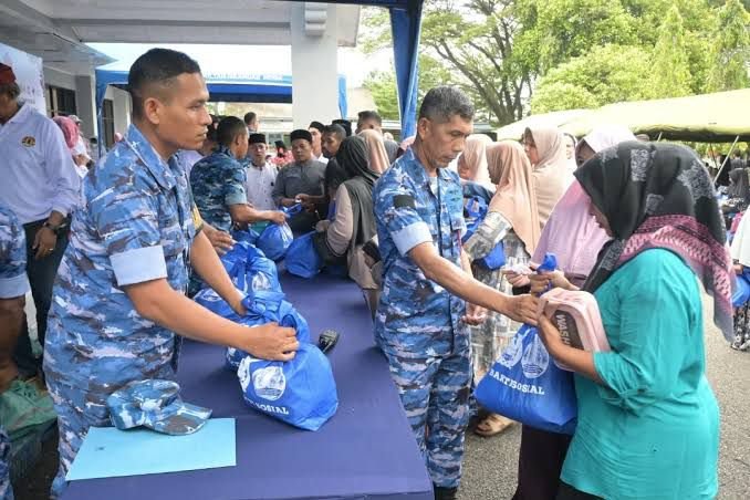 kusmankos's tweet photo. Keren, karakter ksatria dan pengabdian tanpa batas membuat TNI Kita mengesampingkan kepentingan individu dan faksi.
Sigap Utamakan Rakyat https://t.co/EPfzKZQ4DB