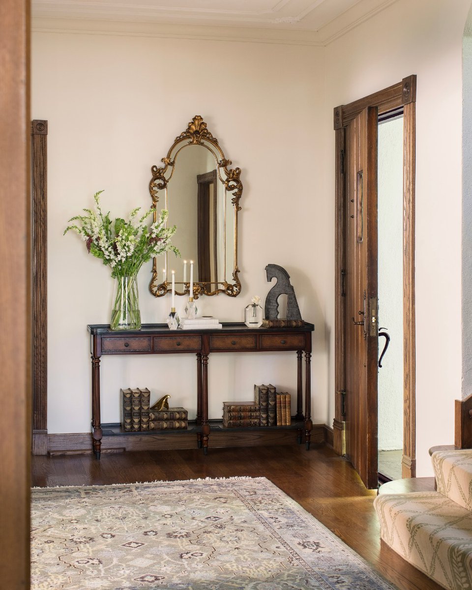 Christopher_Guy's tweet image. Inspired by French heritage, the Laurus mirror, with its graceful arch and hand-carved rocaille, brings timeless Parisian elegance to the entryway.
Interiors: savvydesigngrp

#christopherguy #frenchheritage #timelessinteriors #entrywaydesign #mirrors