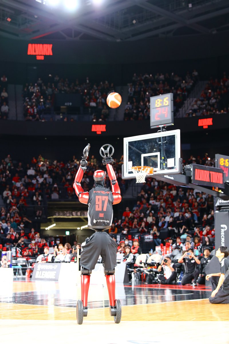 On April 12, the "CUE7," with dramatically improved performance, made its debut. The CUE7 has been significantly lightened from a body weight of 120 kg to 74 kg and adopts an inverted two-wheel structure. Its hybrid control system, which combines reinforcement learning with +