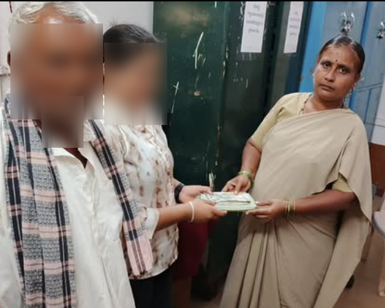 SpGadag's tweet image. ಗದಗ ಶಹರ ಠಾಣಾ ವ್ಯಾಪ್ತಿಯಲ್ಲಿ ಕಳೆದು ಹೋದ ಪರ್ಸ್ ಅನ್ನು, ಆಟೋದವರು ಠಾಣೆಗೆ ತಂದು ಕೊಟ್ಟಿದ್ದು ,  ಮರಳಿ ಮೂಲ ಮಾಲೀಕರಿಗೆ ಪತ್ತೆ ಮಾಡಿ ಒಪ್ಪಿಸಲಾಗಿರುತ್ತದೆ.@IgpBelagavi #goodwork #Missing #GadagPolice #PublicTrust #LostAndFound #CivicResponsibility #SafeHands