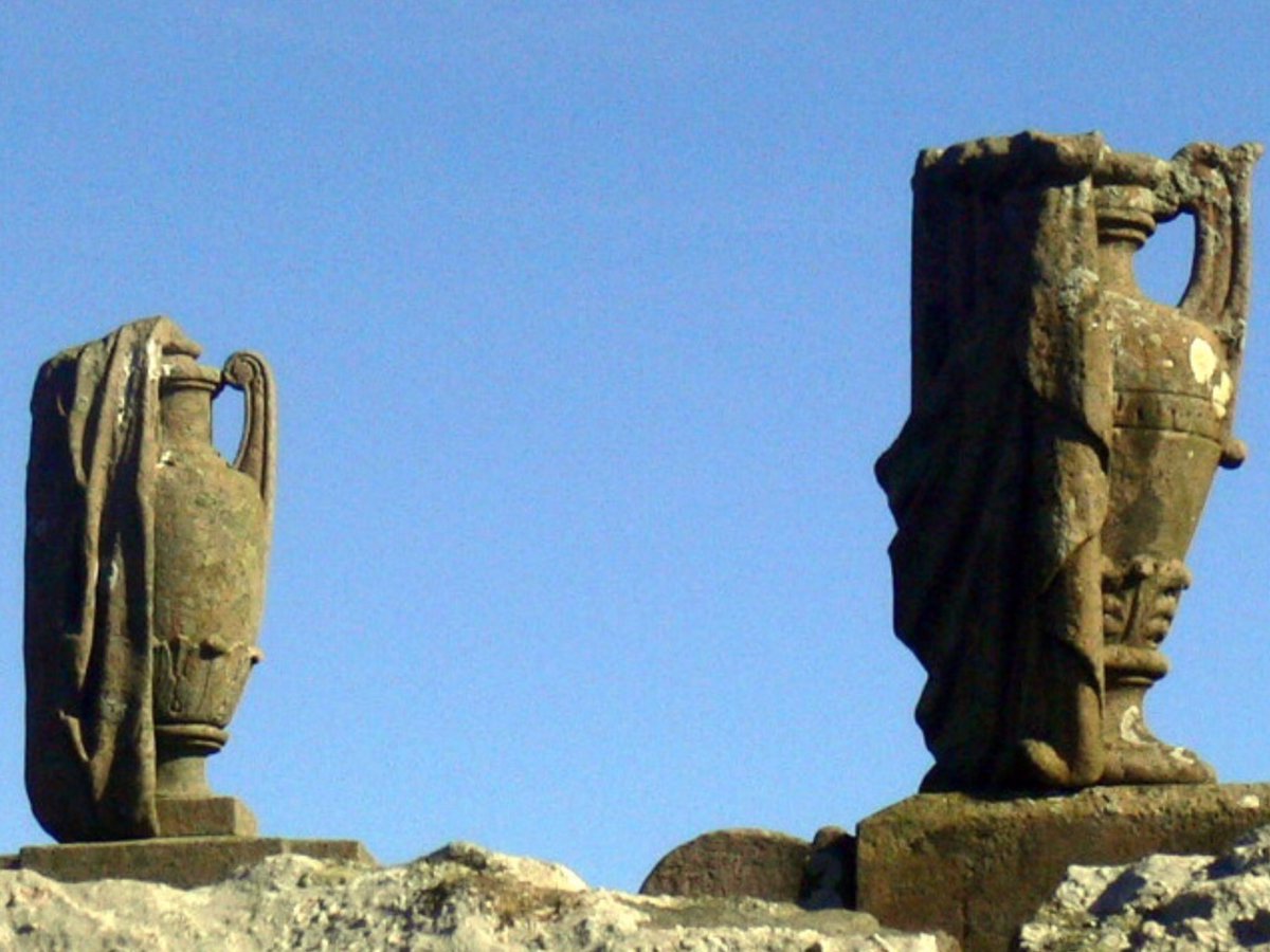 gerryelma's tweet image. #AlphabetChallenge
 
#WeekOforOld 

Well-worn and #Old Urns at Kingarth Cemetery, Isle of Bute.