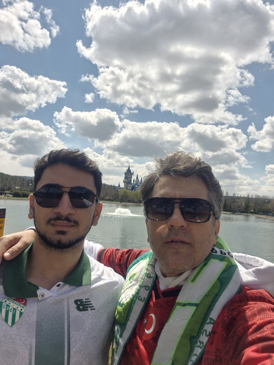 Yanımdaki yakışıklı kardeşim Bursaspor için Elazığdan kalkıp gelmiş.
Zamanında Bursada kısa süre yaşamış bir depremzede..
Trenle yollara düşmüş takımını desteklemek için..
İşte boyle insanlara sahip çıkmak lazım bu arma için yollara düşenlere....
Alkolün taşkınlığın peşinde +++