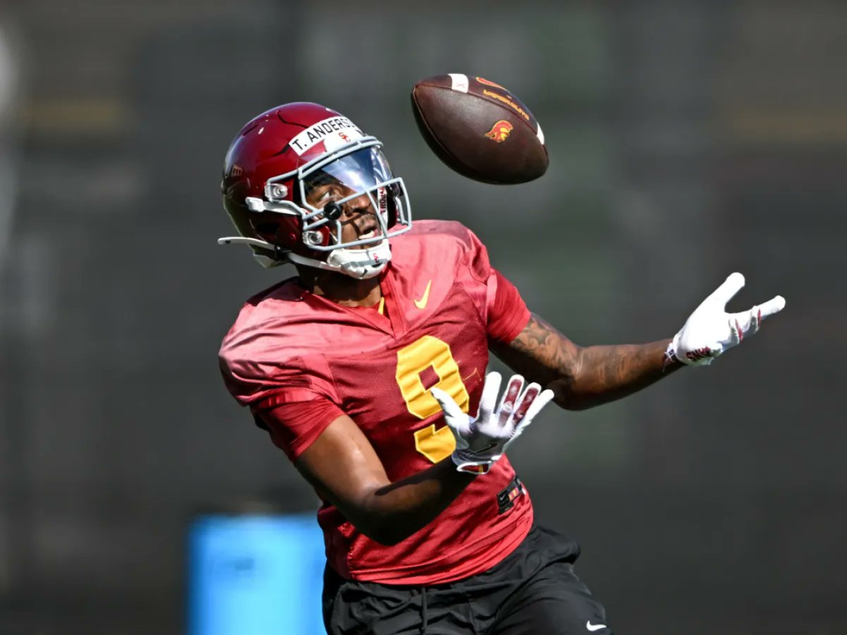 TheCFBNation's tweet image. USC Trojans WR1 Battle Entering 2026:

⚔️Tanook Hines - 34 Rec, 561 Yds, &amp;amp; 2 TDs ('25)
⚔️ Terrell Anderson -53 Rec, 787 Yds, &amp;amp; 6 TDs ( 2 Yrs @ NC State)
⚔️ Ethan Feaster - 4⭐WR Recruit In 2026 Class (WR4) 

#GoCFB #CollegeFootball #USC #FightOn #GoTrojans