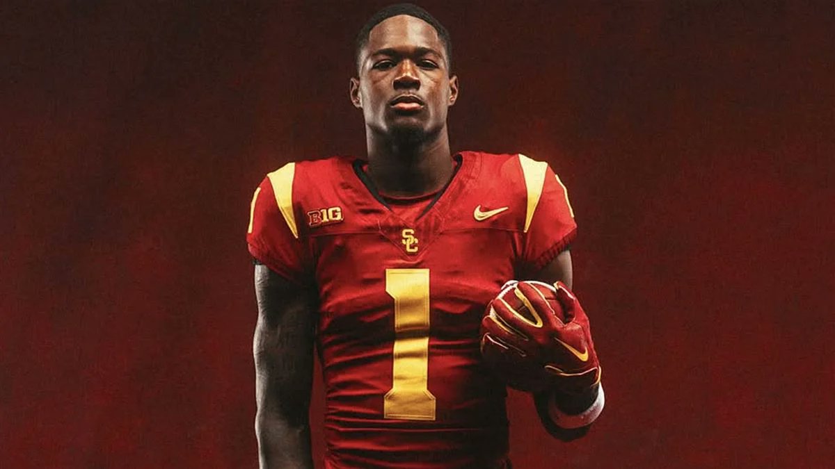 TheCFBNation's tweet image. USC Trojans WR1 Battle Entering 2026:

⚔️Tanook Hines - 34 Rec, 561 Yds, &amp;amp; 2 TDs ('25)
⚔️ Terrell Anderson -53 Rec, 787 Yds, &amp;amp; 6 TDs ( 2 Yrs @ NC State)
⚔️ Ethan Feaster - 4⭐WR Recruit In 2026 Class (WR4) 

#GoCFB #CollegeFootball #USC #FightOn #GoTrojans