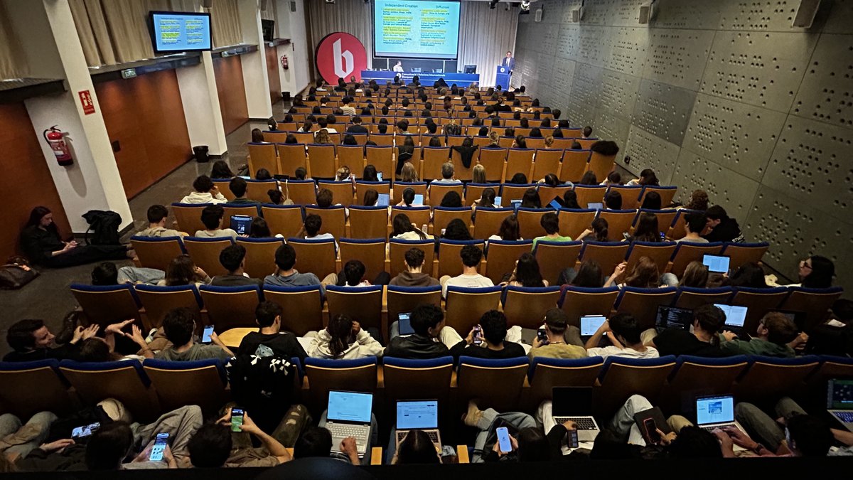 Globalcodes_Blq's tweet photo. A 𝗳𝗮𝗻𝘁𝗮𝘀𝘁𝗶𝗰 𝗱𝗶𝘀𝗰𝘂𝘀𝘀𝗶𝗼𝗻 at @BlanquernaFCRI with leading IR scholar @AmitavAcharya!

Students, faculty, and alumni came together to reflect on today's 𝘮𝘶𝘭𝘵𝘪𝘱𝘭𝘦𝘹 𝘸𝘰𝘳𝘭𝘥 and the urgent need to decolonize the field of International Relations.

📸👇 https://t.co/6dwbeI6tRj