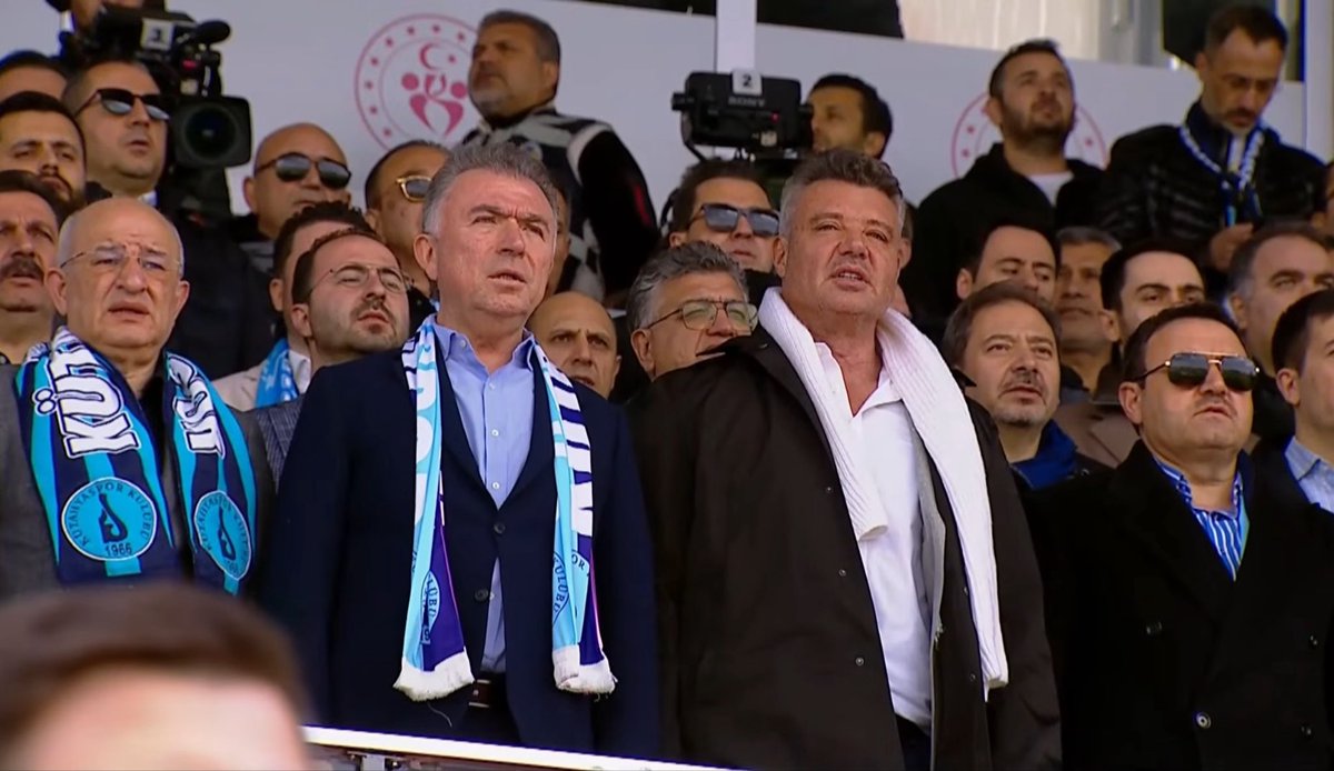 emrevrl43's tweet photo. Kütahyaspor şampiyonluk maçına gelen saadettin saran teşekkürler büyük başkan #GSvKOC #sadettinsaran #Fenerbahçe #kütahyaspor https://t.co/TVPMPkU4VA