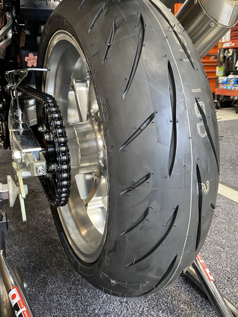 sptadao_asakusa's tweet photo. Z900RS × ブリヂストンS23✨
タイヤ交換させて頂きました！

S23リピーター様👏
やっぱりこの安心感とグリップはクセになりますね！

マルケジーニホイールとの組み合わせで
軽快さと接地感がさらにアップ

これからのシーズンが楽しみな1台です！
#Z900RS #S23 #バイク好き https://t.co/pd1tzj18MY