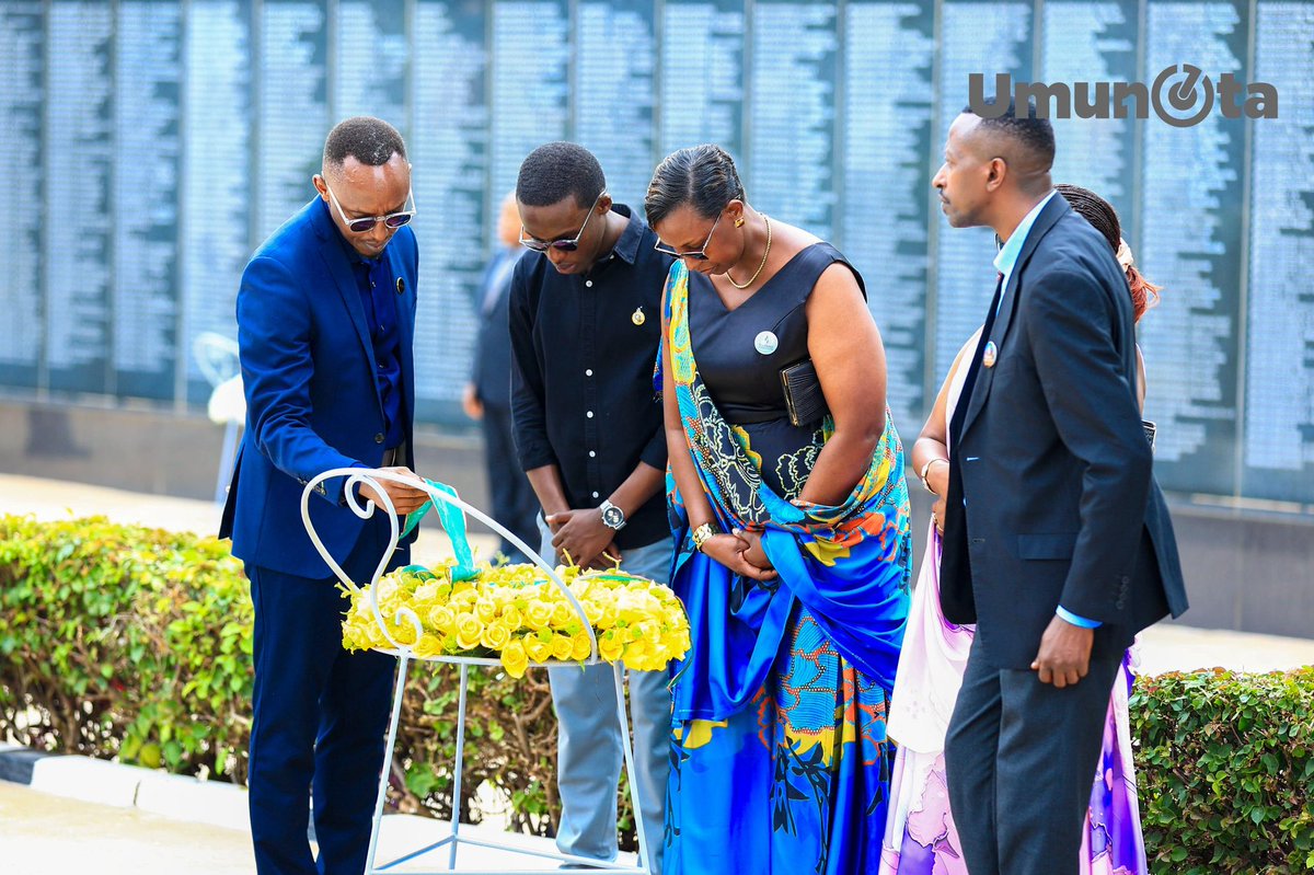 umunotanews's tweet photo. Perezida wa Sena Dr. Kalinda François Xavier ari kumwe n’abandi bayobozi bakuru b’Igihugu n’abanyacyubahiro, bunamiye banashyira indabo ku mva ziruhukiyemo abanyapolitiki bishwe muri Jenoside yakorewe Abatutsi, ku Rwibutso rwa Jenoside rwa Rebero.

Kuri uru rwibutso kandi hashyinguwe imibiri irenga ibihumbi 14 y’abantu bishwe mu gihe cya Jenoside yakorewe Abatutsi mu 1994. #UmunotaNews #Kwibuka32