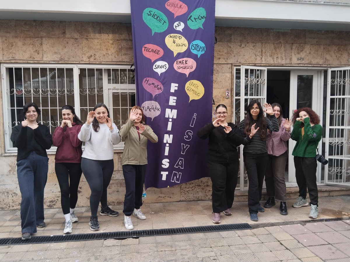 mor_patika's tweet photo. 📢 Feminist Özsavunma Atölyemizi Tamamladık! 

Yalnız, çaresiz ve savunmasız değiliz! Özsaygı, özerklik ve öz bakım üzerine gerçekleştirdiğimiz etkinlikler ve fiziksel öz savunma pratikleriyle feminist özsavunma atölyemizi gerçekleştirdik! 

Yaşasın feminist mücadelemiz! https://t.co/cFYgk8xsPy