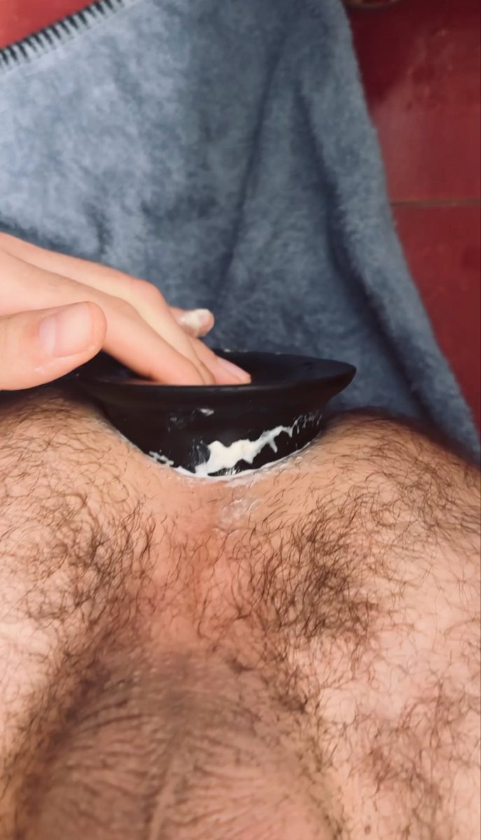 Good morning my hungry boys 😈  

Just woke up with my 8cm plug still deep inside... Ass is already pulsing and I haven’t even left the bed yet.  

Who else starts their Monday plugged and ready?  

RT if you want me to show me farting it out 👀  
Custom gift for my top RTers &amp;