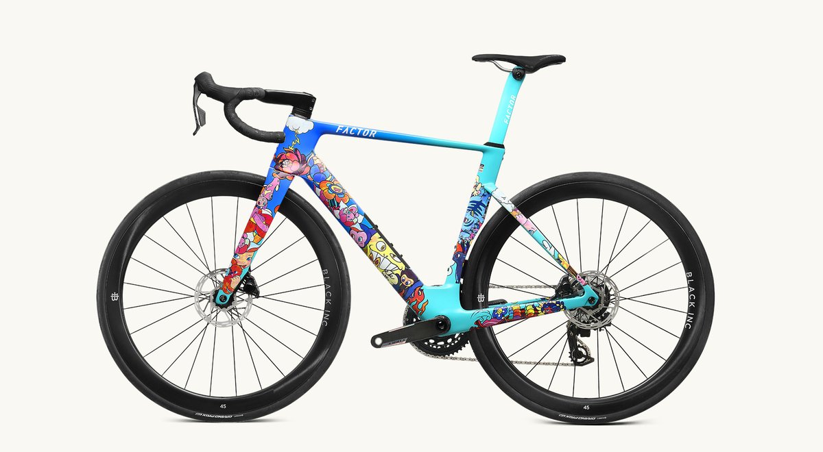 Trisports_Cycle's tweet image. FACTORよりパリ〜ルーべを駆け抜けましたMONZA VEXX EDITION 発表されました。ベルギー出身のVEXXは、自転車競技の深い文化的ルーツに囲まれて育ち、このスポーツのドラマと神話との幼い頃からの繋がりが今回のコラボレーションに反映しています。

trisports.jp/products/22912/

#factor 
#トライスポーツ