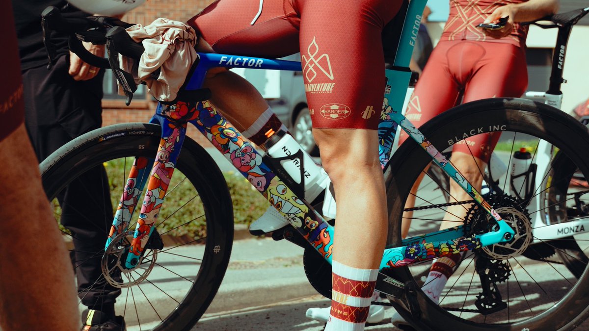 Trisports_Cycle's tweet image. FACTORよりパリ〜ルーべを駆け抜けましたMONZA VEXX EDITION 発表されました。ベルギー出身のVEXXは、自転車競技の深い文化的ルーツに囲まれて育ち、このスポーツのドラマと神話との幼い頃からの繋がりが今回のコラボレーションに反映しています。

trisports.jp/products/22912/

#factor 
#トライスポーツ