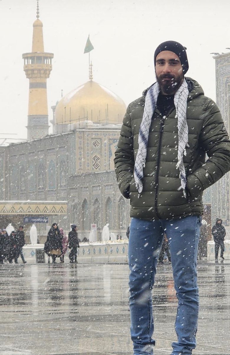 Muntadar87Kindi's tweet photo. أُستُشهد علي في ليلة القدر… وكأن السماء اختارته في أعظم الليالي، واليوم بعد شهرٍ فقط، يلحق به أخوه محمد شهيدًا دفاعًا عن لبنان وأرضه وكرامته. ودفاعاً عن الإسلام والمسلمين مجاهدين مؤمنين محتسبين 
أيُّ رابطةٍ هذه التي تجمع الأخ بأخيه حتى في درب الشهادة؟ وأيُّ قلبٍ يحمله والداهما، وهما يستقبلان العزاء بوجه الصابرين، بل كأنهما يعلّمان الناس معنى الصبر والثبات.  

ليسوا أهل مصيبة فقط… بل أهل رسالة، يربّون فينا معنى الصمود، ويجعلون من الألم كرامة، ومن الفقد نورًا لا ينطفئ.  
أسأل الله أن يرزقنا حسن عاقبتكم وأن يلحقنا بكم بحق محمد واله الطاهرين
#علي_هيدوس_شهيداً
#محمد_هيدوس_شهيداً
#لبنان