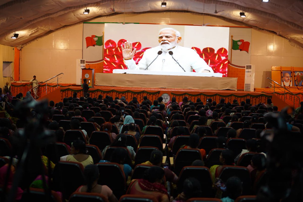 BJP4MP's tweet photo. आज नई दिल्ली में आयोजित 'नारी शक्ति वंदन सम्मेलन' में प्रधानमंत्री श्री @narendramodi जी के संबोधन को भाजपा प्रदेश कार्यालय, भोपाल में महिला मोर्चा प्रदेश अध्यक्ष श्रीमती @AshwiniParanjpe जी ने मोर्चा की पदाधिकारियों एवं कार्यकर्ताओं के साथ सुना।

#NariShaktiVandan https://t.co/LUvGmuV431