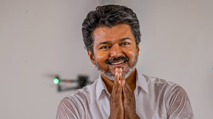 IndiaToday's tweet photo. 𝐂𝐢𝐭𝐢𝐳𝐞𝐧 𝐩𝐫𝐢𝐯𝐢𝐥𝐞𝐠𝐞 𝐜𝐚𝐫𝐝, 𝐀𝐈 𝐠𝐨𝐯𝐞𝐫𝐧𝐚𝐧𝐜𝐞: 𝐕𝐢𝐣𝐚𝐲 𝐮𝐧𝐯𝐞𝐢𝐥𝐬 𝐫𝐞𝐟𝐨𝐫𝐦 𝐩𝐢𝐭𝐜𝐡 𝐚𝐡𝐞𝐚𝐝 𝐨𝐟 𝐩𝐨𝐥𝐥𝐬

Vijay on Monday unveiled an ambitious governance blueprint, promising a “Tamil Nadu Citizen Privilege Card” and an AI-driven administrative system as part of his party Tamizhaga Vettri Kazhagam’s (TVK) reform agenda.

Read More: https://t.co/BcjULRVwAN
#Vijay #TamilNadu #VijayNews #AssemblyElections