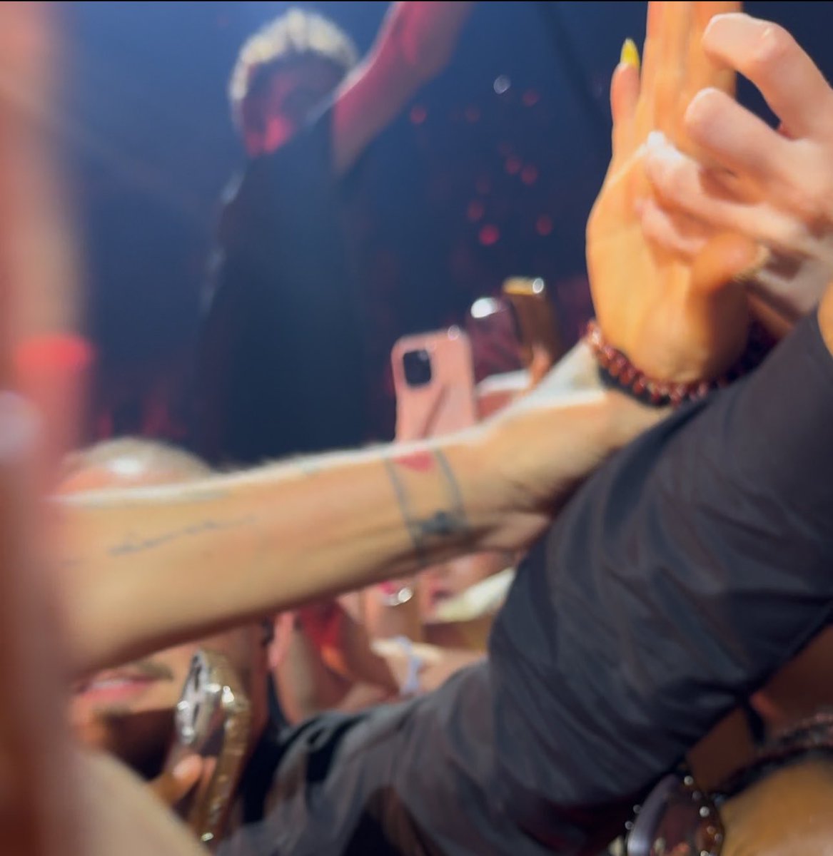 mel on tour tweet media