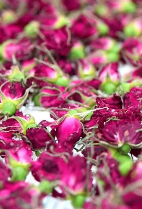 CiciWangQW's tweet image. Spring is blooming in Ping’an Village! 🌸
The air smells amazing, and guess what? You can eat the flowers too! 😋
Come for the views, stay for the taste. 🌼🍃
#SpringVibes #EdibleFlowers #CountrysideEscape #Sichuan #rose