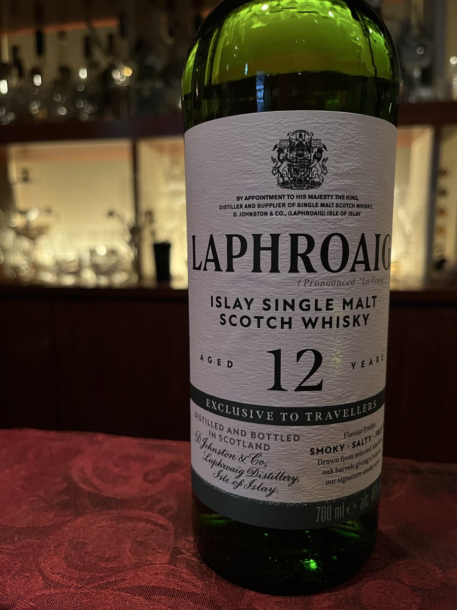 Amaretto1973's tweet photo. ラフロイグ 12年
Laphroaig 12y 46%

特有の強力なピートスモーク、ヨード香に、
12年熟成由来のバニラや柑橘系の甘さが調和した逸品🥃 https://t.co/8ZB1jvAkgF