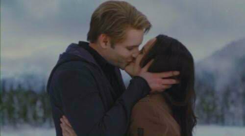 𝓔𝓈𝓂𝑒 𝒜𝓃𝓃𝑒 𝒞𝓊𝓁𝓁𝑒𝓃 tweet media