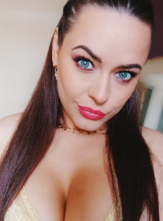 Dominatrix Kayleigh tweet media