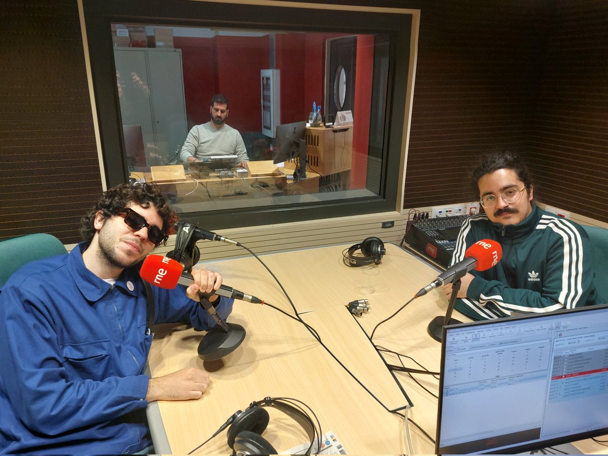 LGTorres_rtve's tweet photo. Hoy hemos estrenado en primicia lo nuevo de la banda malagueña @LaTrinidadPop, el single "La Trinidad no paga traidores". 
Sixto y Jorge nos han contado también que se meten al estudio a grabar su tercer LP
👇🏻📻
https://t.co/QKKChrYb7Y https://t.co/LI3URe51W0