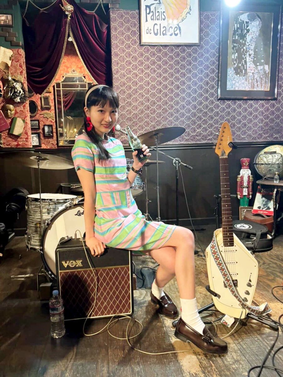 usagi19632's tweet photo. 60年代のコーラの広告な感じで
撮っていただきました✨🇬🇧

ありがとうございます！60sのモデルやってみたかったので嬉しかったです！

素敵なお店で撮影させていただけて幸せです✨

#60s #モッズファッション  #コカコーラ 
#60sfashions  #レトロファッション https://t.co/Pls6v6spiM