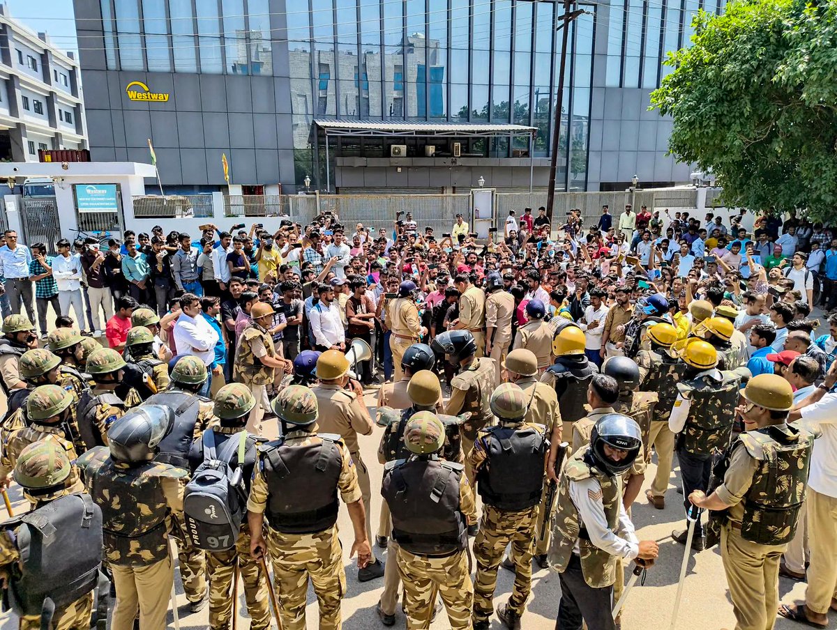 timesofindia's tweet image. Why #Noida workers' protests turned violent: Wage gap, rising anger and Manesar stir spillover 

Read here 🔗toi.in/5RwdcY