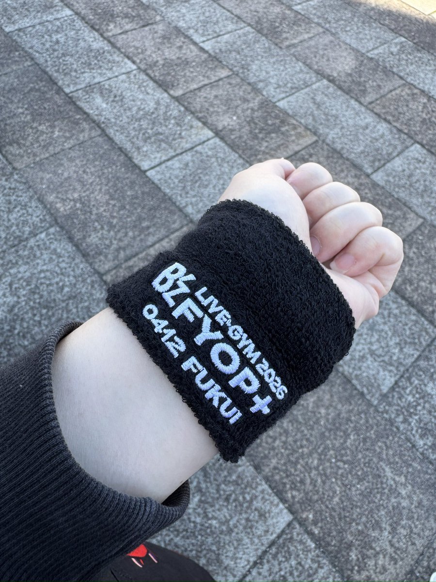 ryoka_bz's tweet photo. ん？てかさ？ワイのリストバンドの文字も思ってる場所の刺繍じゃなくね？？？笑 https://t.co/Y1bKbQeUBe