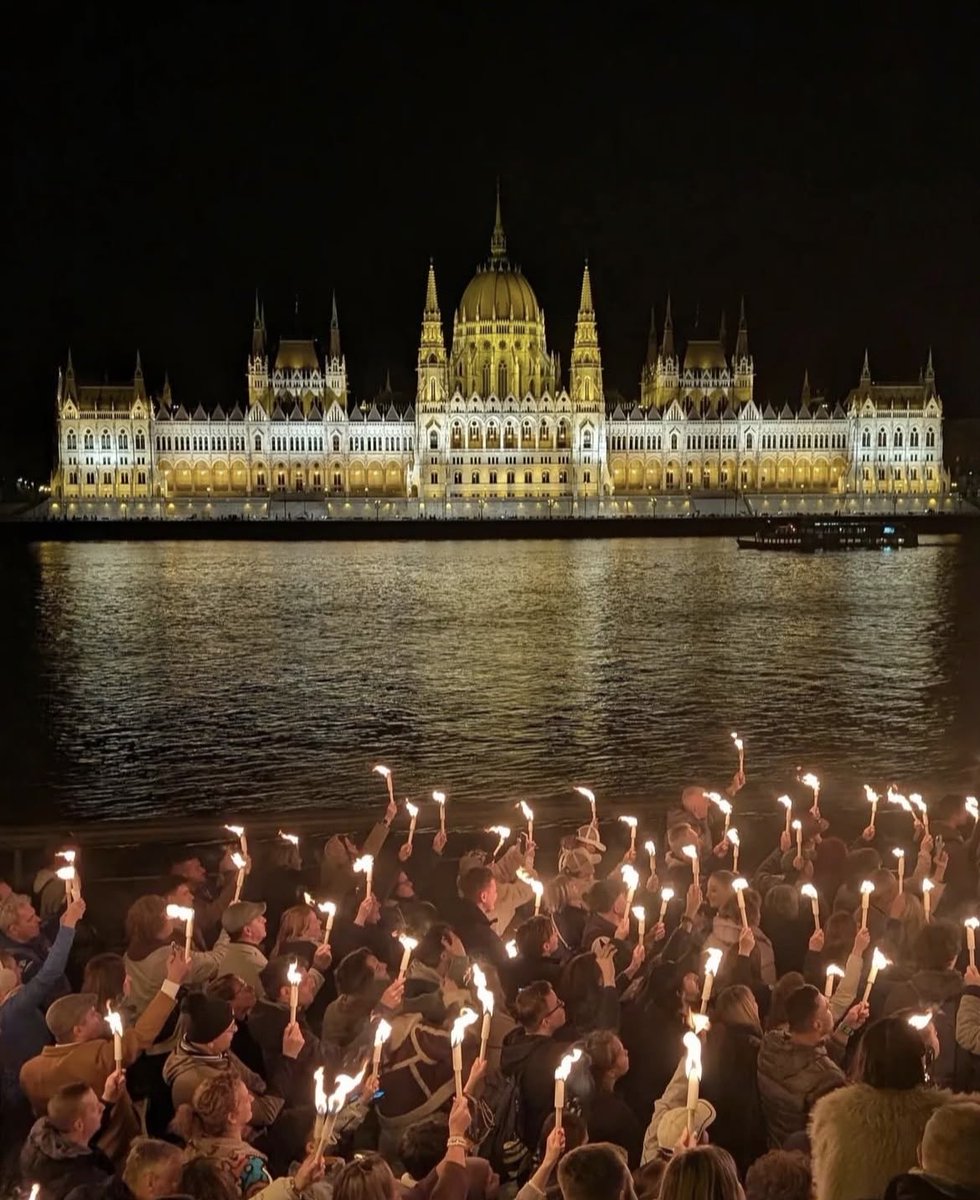 Bir gün bu fotoğrafın aynısını Kadıköy’de, arkaya Haydarpaşa Garı’nı alarak verebiliriz bence. Tebrikler Macaristan!