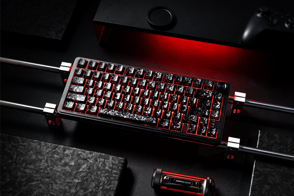 xvx_keyboard's tweet image. Black, redefined in carbon 🖤✨

The XVX M75 returns in a darker mood — now paired with our Forged Carbon-Look Side-Printed Shine-Through keycaps for a sleek, unified look.

🔗 xvxchannel.com/en-ca/products…

 #keycaps #desksetup #rgbkeyboard #customkeyboard #blacksetup 🖤