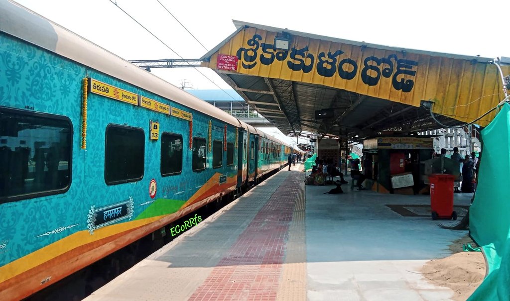 ecor_railfans's tweet photo. A new era of connectivity for #AndhraPradesh

Today marks the 1st run of the #Srikakulam Road- #Tirupati #HumsafarExpress. A major boost for passengers traveling to the Holy City

Shri @RamMNK along with other leaders with flagging off this premium service today

#IndianRailways https://t.co/I5pACD4Ci6