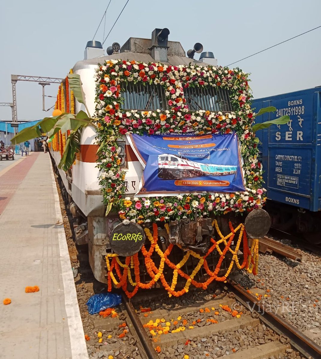 ecor_railfans's tweet photo. A new era of connectivity for #AndhraPradesh

Today marks the 1st run of the #Srikakulam Road- #Tirupati #HumsafarExpress. A major boost for passengers traveling to the Holy City

Shri @RamMNK along with other leaders with flagging off this premium service today

#IndianRailways https://t.co/I5pACD4Ci6