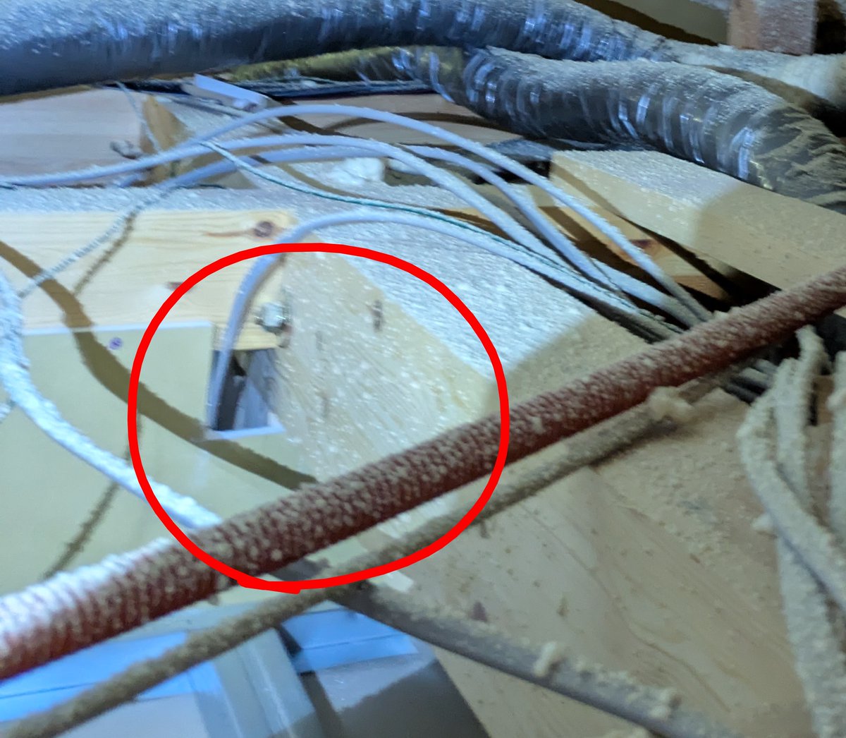 Akemichan_v's tweet photo. ハウスメーカーから、石膏ボードの電気配線などの貫通穴について、省令準耐火構造上は「欠損として認められておらず、問題ない」と言われたのですが、本当でしょうか？　欠き込み部分がたくさんあるので、心配なのですが。
#アイ工務店
#省令準耐火構造
#新築 https://t.co/pXRLl8wUqO