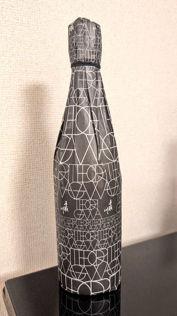 Clacktt's tweet photo. 手取川にしては珍しい酸味が出てた脈😮
甘さもあって焼き鳥のタレとの相性がよくていつの間にか空に👋 https://t.co/qReG8wDLtv