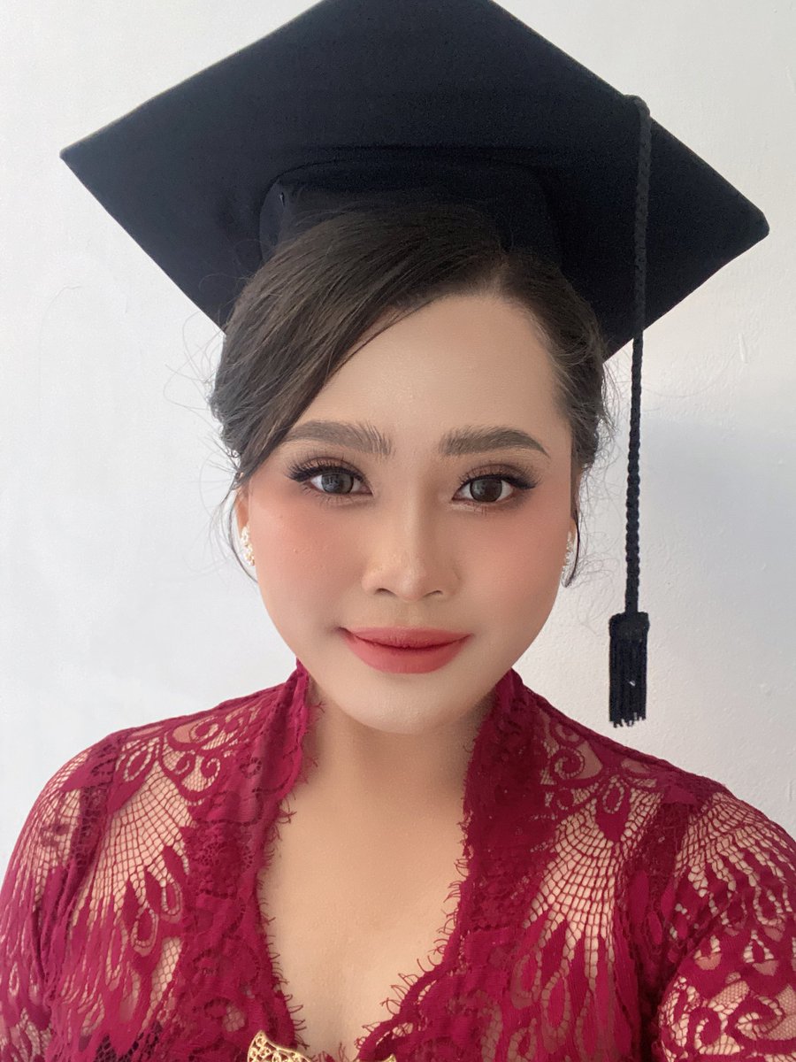 Weny1209's tweet photo. Officially a Master 🎓✨

#Wisuda #GraduationDay #Finallydone #Grateful https://t.co/AKisuuNKkF