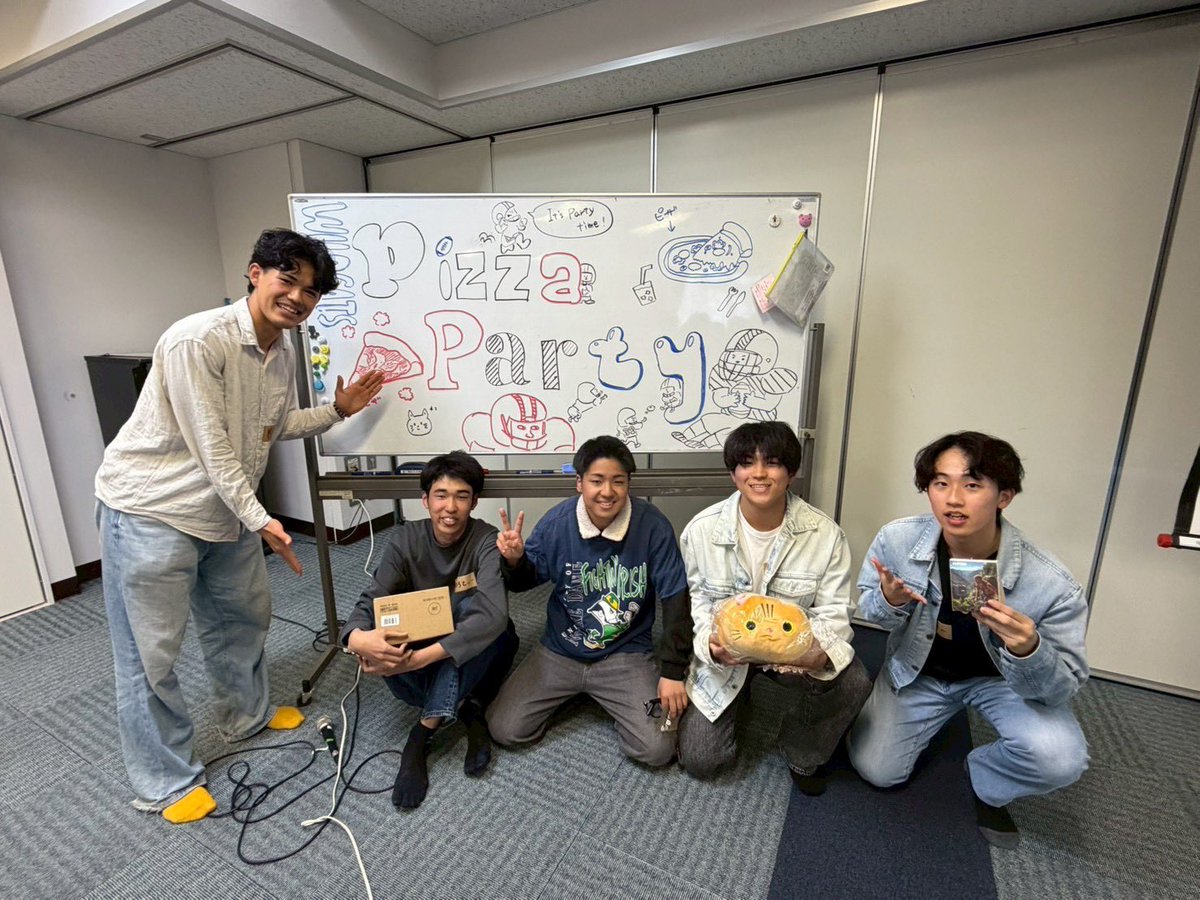 wildcatsshinkan's tweet photo. 【ピザパーティ参加ありがとう🍕】
4月12日にピザパーティがありました！
チームに分かれてピザを食べながらカードゲームやswitchなどのゲームをして盛り上がりました💪🏽
さらに、ビンゴ大会では景品をゲットした新入生たちも！

そろそろ新歓も折り返しです！
たくさんのイベント参加お待ちしてます❤️‍🔥 https://t.co/8uQBqUToFY