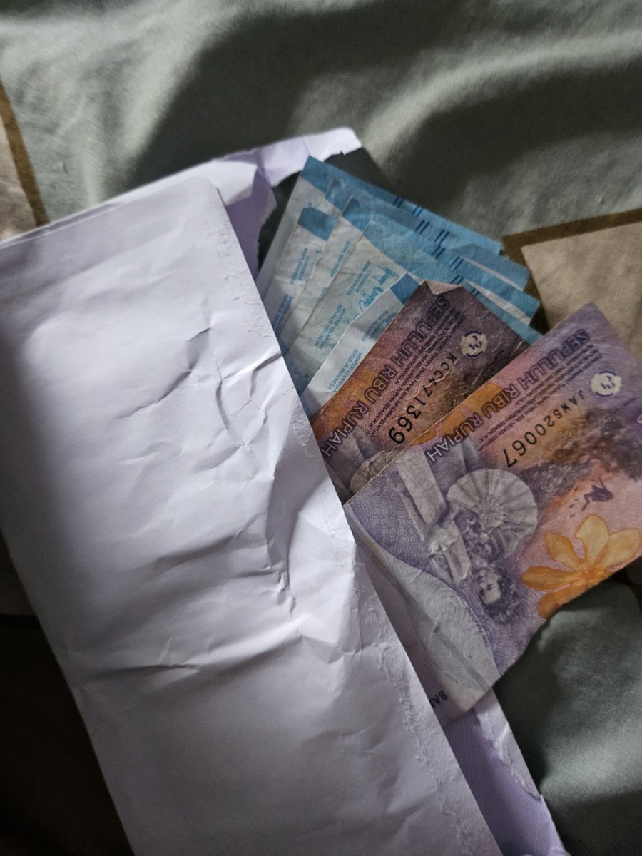 Urweabooo14U's tweet photo. 👩‍🔬: 'karna kamu masih probatiob dan belum dapat bonus, aku ama anak anak yang lain patungan buat ngasih anak bontot kami disini(aku) jajan tambahan, maaf ya kalau ga seberapa' 
Nangis banget🥹🥹 . Punya atasan ama rekan kerja pada baik🫶🫶 https://t.co/KzeJpp15Y7