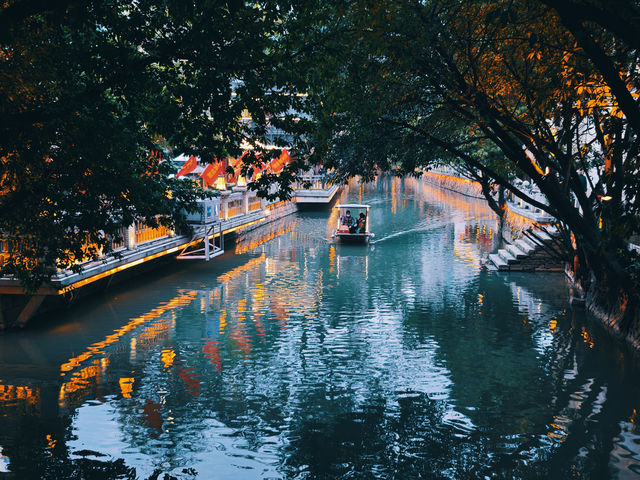 HolaFujian's tweet image. Fuzhou Shangxiahang｜A Romantic Journey from Day to Night #RefreshingFujian #Scenery
For more information, visit: m.tripadvisor.cn/webapp/toplist…