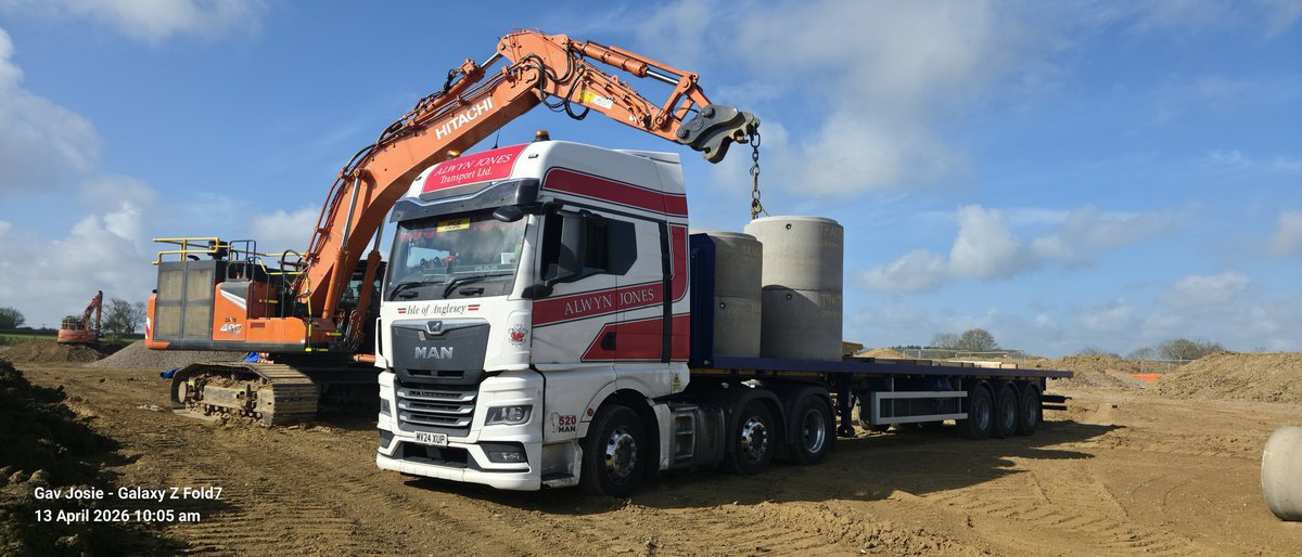 Gavjosie's tweet image. Getting tipped handy here in Northampton this morning!

Hitachi excavator making light work of these concrete drainage rings.

Proper smooth setup on site quick and easy.

🏗️🚚

Gav Josie x Alwyn Jones Transport getting the job done 😀

#UKHaulage #ConstructionUK
