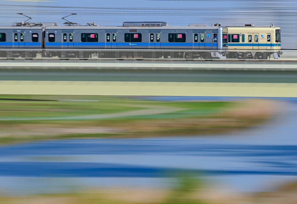 「デットヒート」

複々線の醍醐味、追い越し。
登戸駅ほぼ同時発車。
同調するのは速度が均衡する一瞬のみ。
狙いを定めて追い越す瞬間を1ケタ流しでブン流す！！

2026.4 　SS1/5
・緩行3276F　・急行8262F