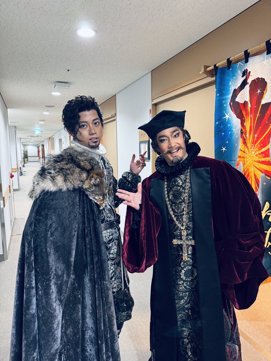 kensuke_mr6's tweet photo. ミュージカル『レイディ・ベス』
博多座公演終了いたしました。
福岡の皆様ありがとうございました！！

いよいよ最後の地、愛知御園座へ。

よく隣にいる
津田さんガーディナーと。 https://t.co/t1YGQpdBE7