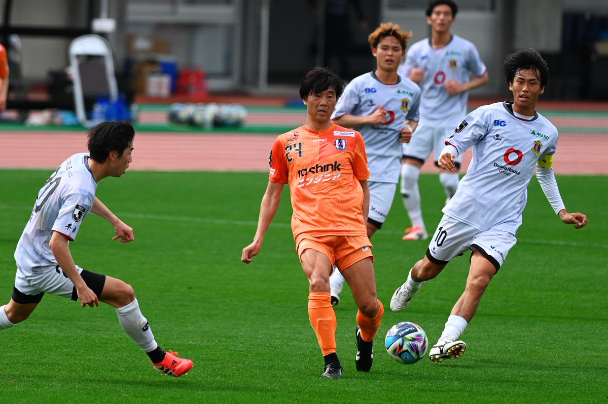 『いぶし銀』とは、まさに #宮本航汰 選手のためにある言葉。

ほかの選手をサポートし続ける動きやボールに関わり続けるポジショニングにはまったく無駄がなく、惚れ惚れしてしまいました😻

よくぞ #愛媛FC に来てくれました🍊