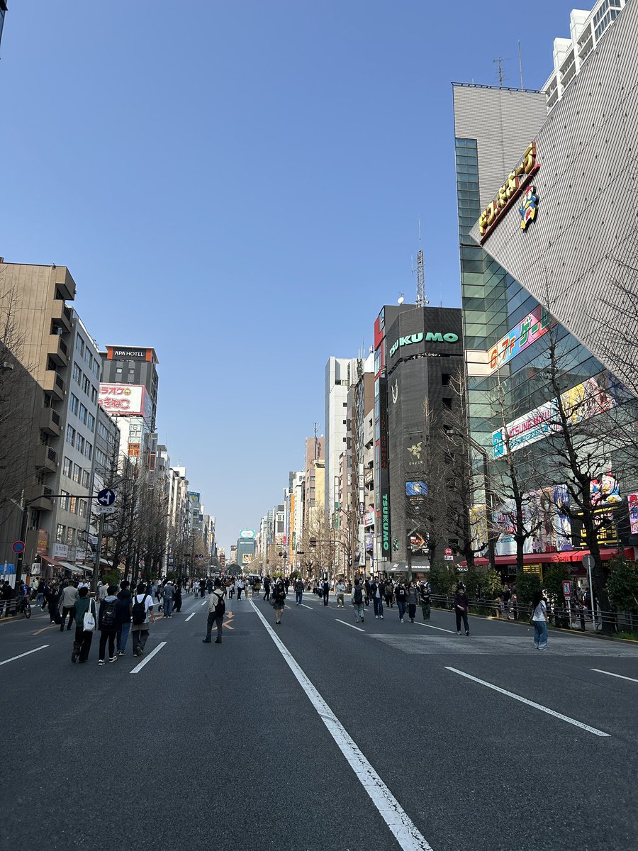 42x6SHhhviUkpLd's tweet image. ที่Akihabaraก็ถนนสำหรับรถวิ่งจะกลายเป็นถนนคนเดินในเสาร์อาทิตย์“歩行者天国”ครับ😇🪽🚃
#โตเกียว #Akihabara #ถนน 
#เที่ยวคนเดียว #เที่ยวญี่ปุ่น