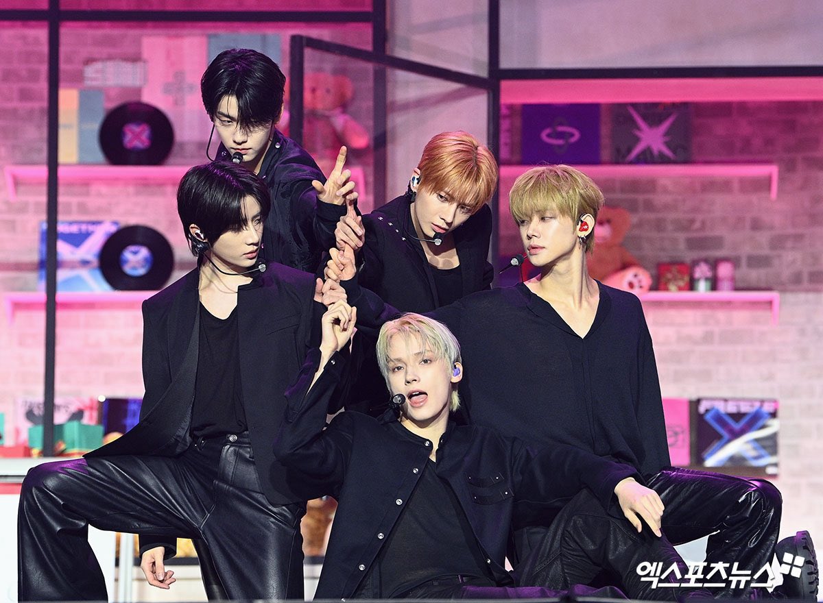 7th year: somi 𖣂 tweet media