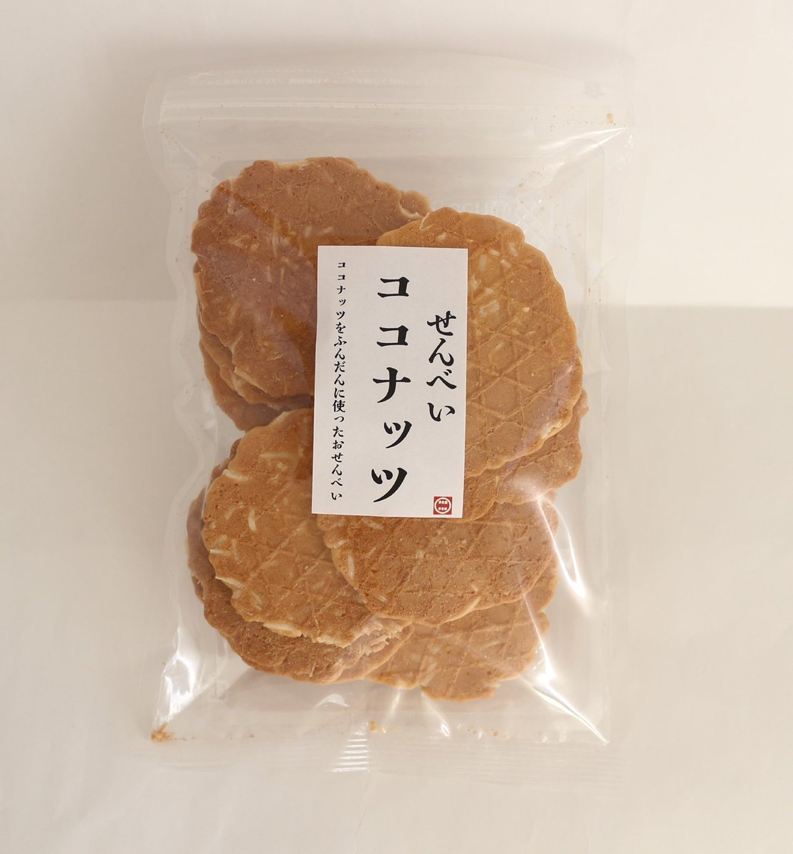 engasane's tweet photo. 新商品【ココナッツせん🥥】🆕 やさしい甘さのたまごせんべいに、ぜいたくにココナッツを入れて、手焼きで焼き上げた職人技💪✨ 食べ出すとこれが、実に～🤣
#遠州屋 #名古屋 #通販 #三代目絶賛 #ココナッツせん🥥 #不思議とクセに #手焼き #職人技 #新製品 #メルマガ紹介 https://t.co/p9c5UMgPSF https://t.co/eGEcFb0X3C